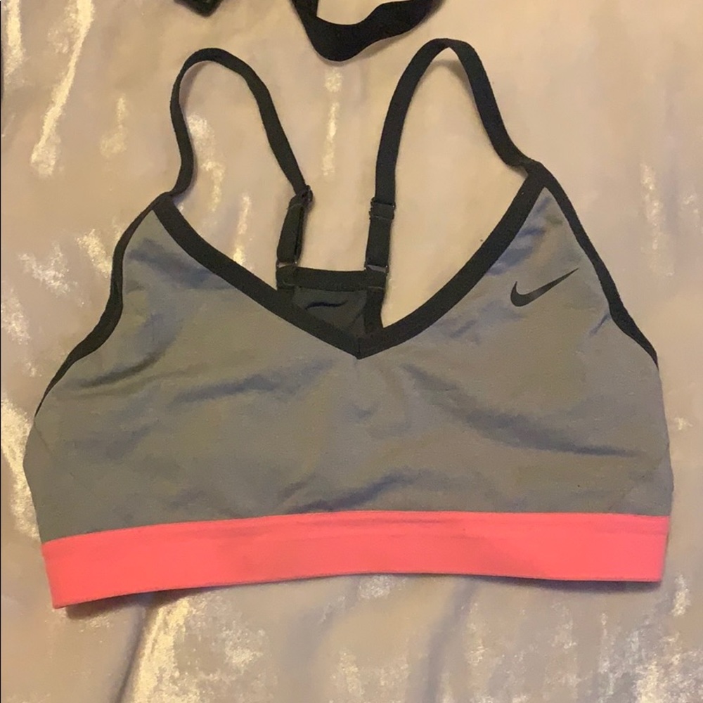 NIKE SPORTS BRA SIZE SMALL